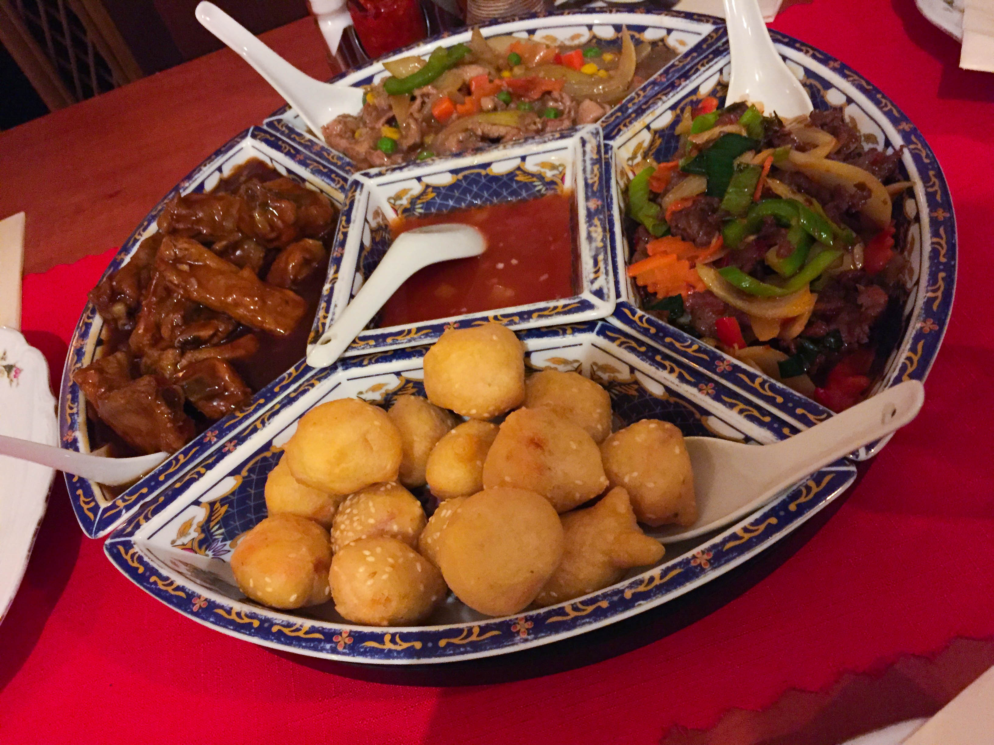 Azjatyckie jedzenie jako zestaw w Kim Lan Gliwice